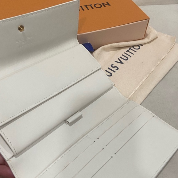 Louis Vuitton Vernis Wallet - Picture 6 of 9